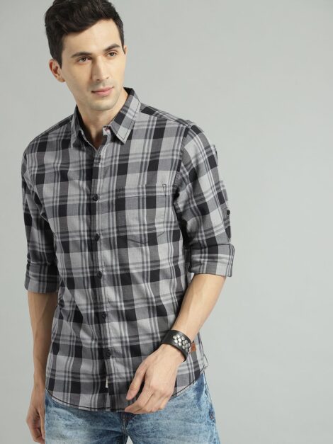 45d76ff1-cc8e-4d82-bf4a-83b2380203011560169828430-Roadster-Men-Black–Grey-Regular-Fit-Checked-Casual-Shirt-41-4